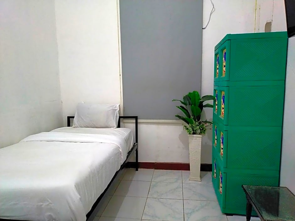 Ombai Guest House 27 Syariah Mitra RedDoorz