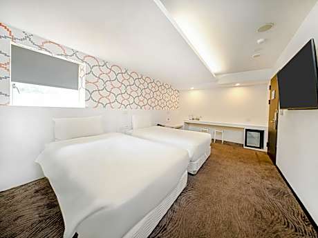 Deluxe Twin Room with Bathtub