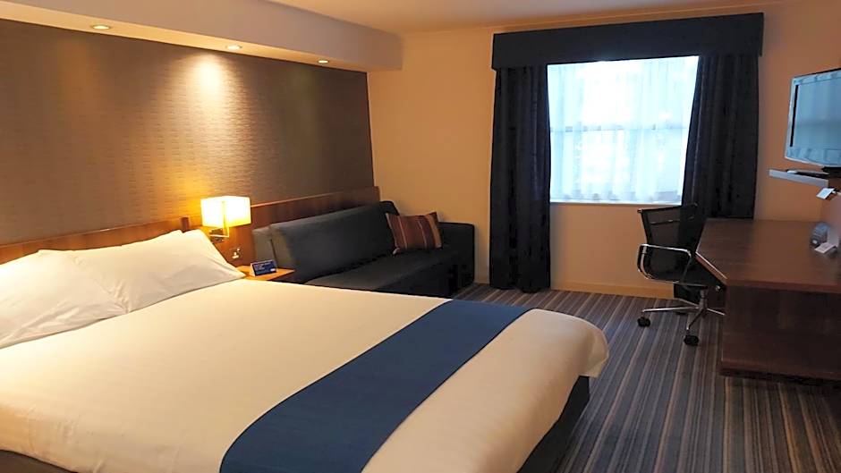 Holiday Inn Express Glenrothes By IHG