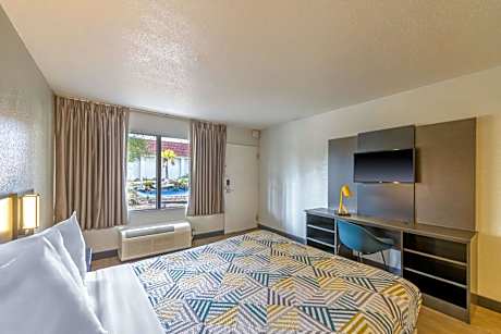 Queen Room - Disability Access - Non-Smoking