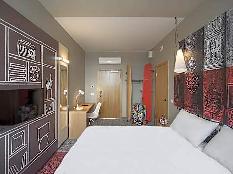 STANDARD ROOM WITH ONE DOUBLE BED