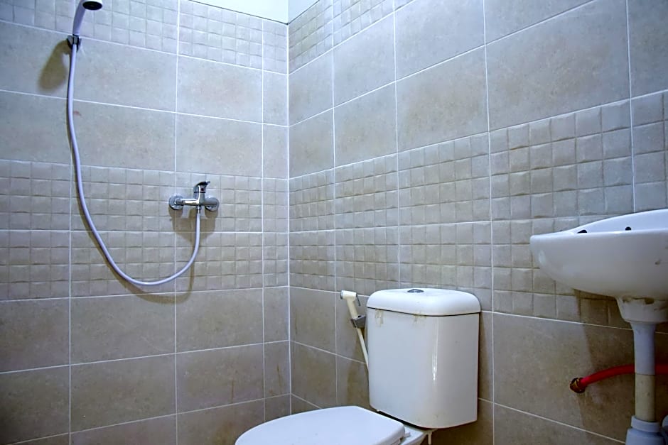 RedDoorz near Mangga Dua Square