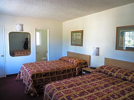 Queen Room with Two Queen Beds - Smoking