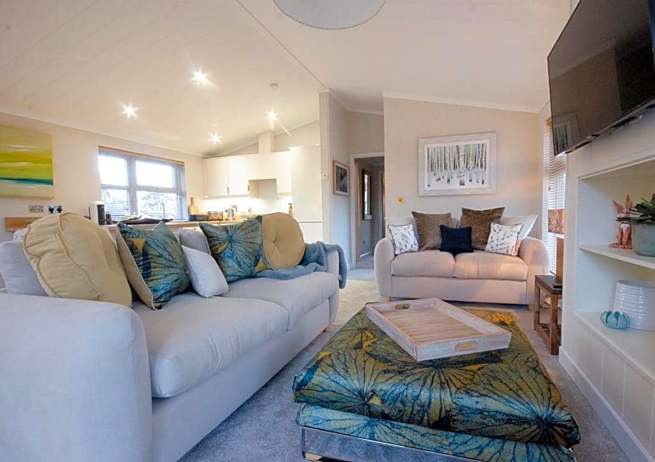 Hollicarrs - The Rushes