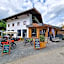 SKILL Mountain Lodge - Ski und Bike Hostel im Sommer mit JOKER CARD
