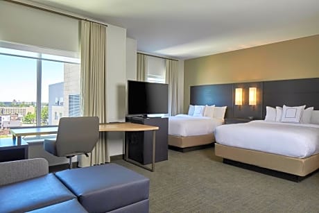 Queen Studio with Sofa Bed and Roll-in Shower - Mobility Accessible