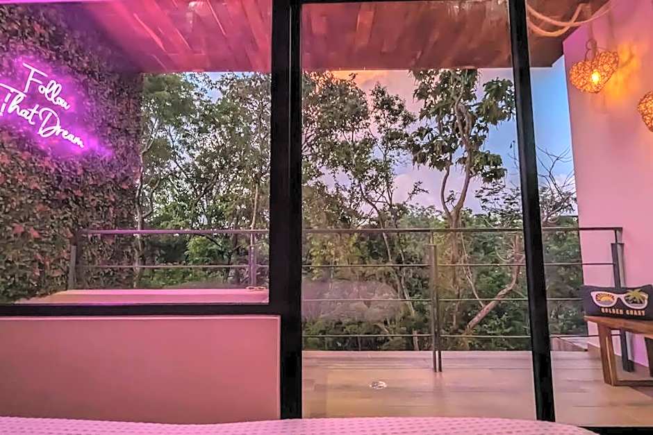 Frida's Artsy Condo with own mural, outdoor tub & rooftop pool