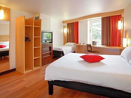 Standard Room with One Double Bed and One Single Bed - Mobility Access