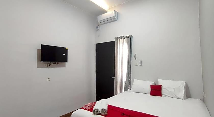 RedDoorz near Graha Saba Buana 2