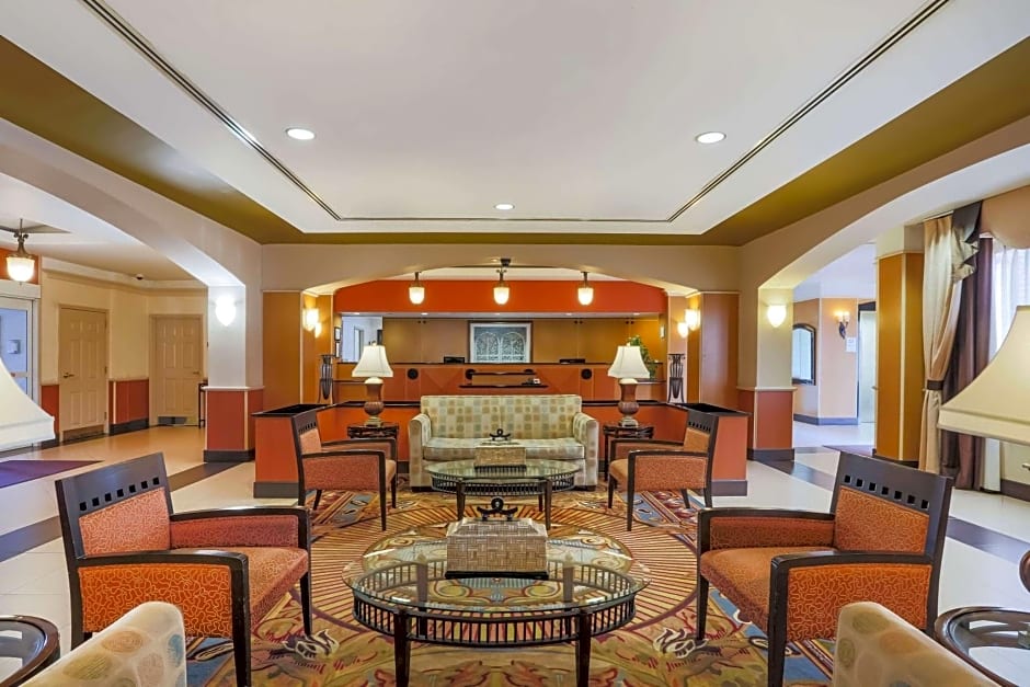 La Quinta Inn & Suites by Wyndham Islip Macarthur Airport