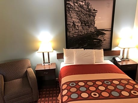 1 Queen Bed Mobility Accessible Room Non-Smoking