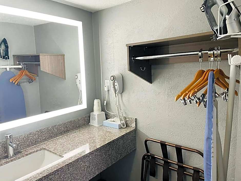 Travelodge by Wyndham Sellersburg / Louisville North