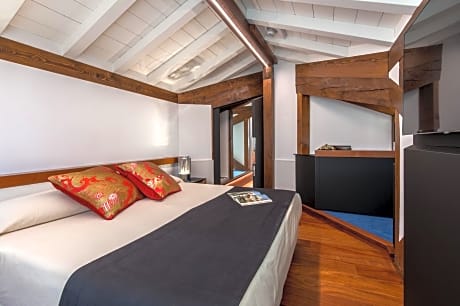 Luxury One-Bedroom Apartment with View  - no smoking