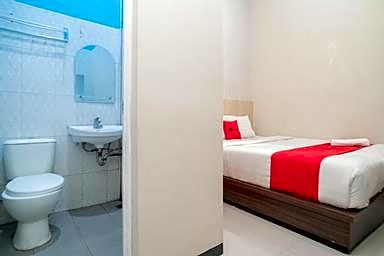 RedDoorz near Matahari Singosaren Solo