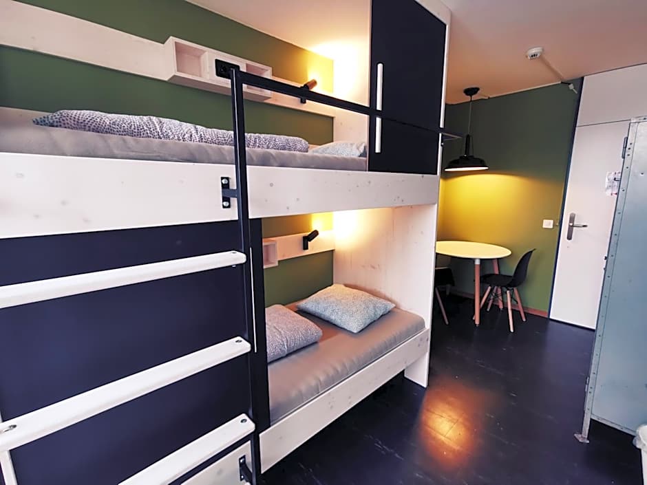 Single Bed in 2-Bed Female Dormitory Room with Shared Bathroom — 2 fotoğraftan 1. fotoğraf