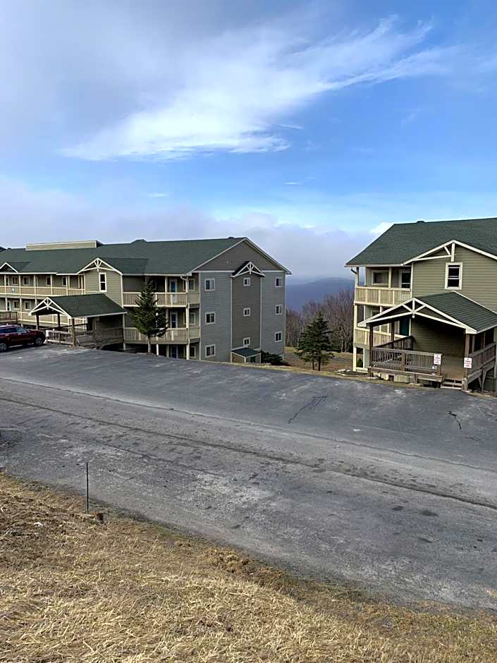 Sunsets at Summit 108b, free WI-FI, parking and AC