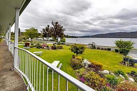 Queen One-Bedroom Apartment with Lake View