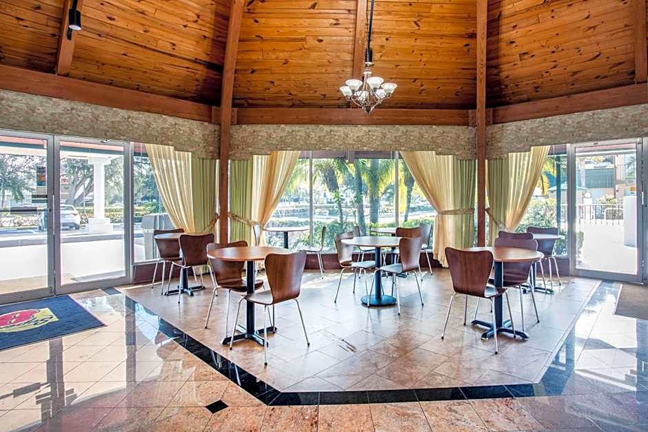 Super 8 by Wyndham North Palm Beach