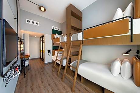 Quad Bunk, Guest room, 4 Twin bunk (Mobility Accessible w/Roll-in Shower)