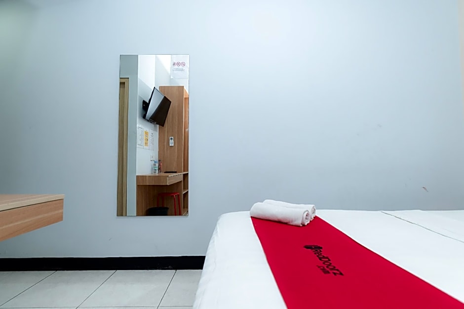 RedDoorz near Puri Indah Lippo Mall 2