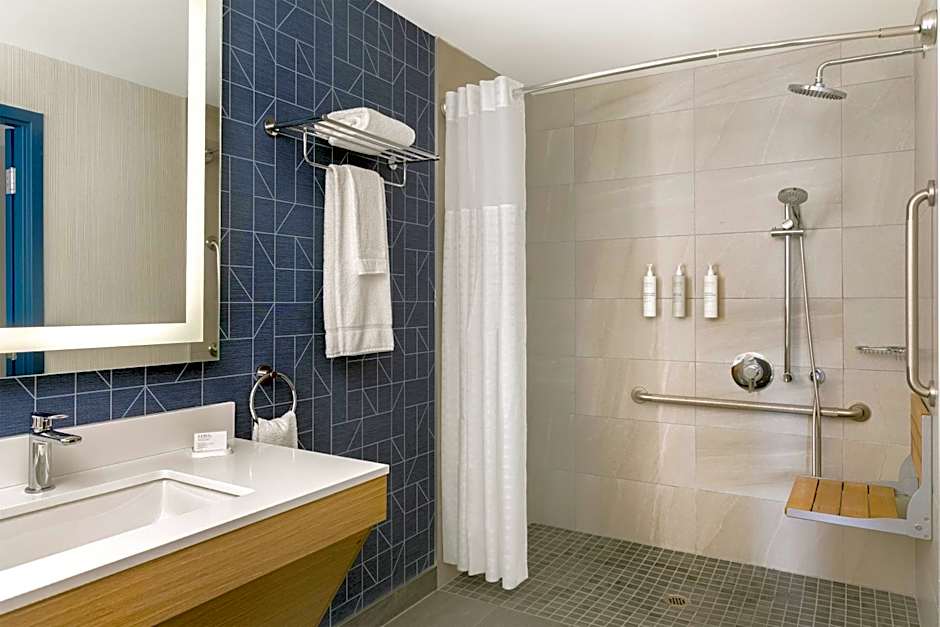 Spark by Hilton Montreal Brossard