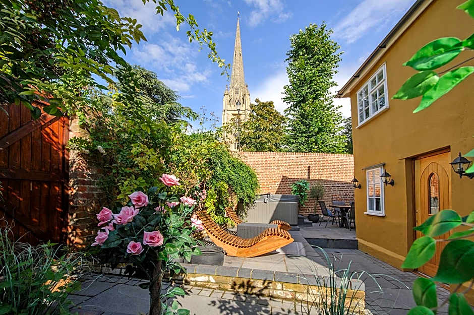Executive Suite with Private HotTub, Full SkyTV in 600 Year Old Manor House