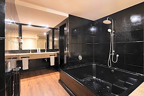 Deluxe Suite with Spa Bath