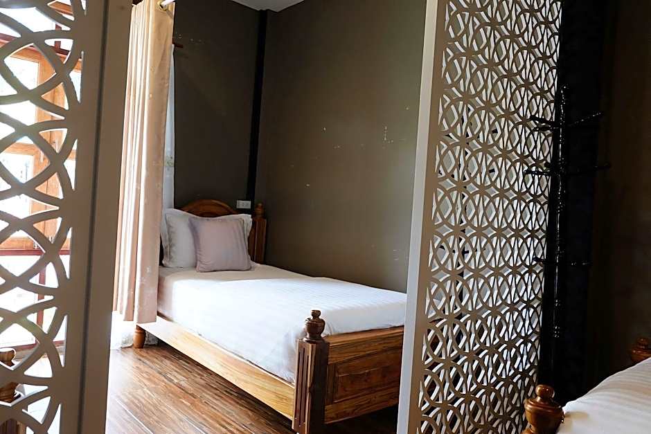 Lipe - Bloom Cafe and Hostel