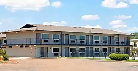 Studio City Suites, a Travelodge by Wyndham