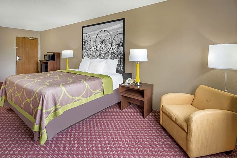 Super 8 by Wyndham Hebron Lowell Area