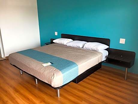 King Room - Disability Access - Non-Smoking