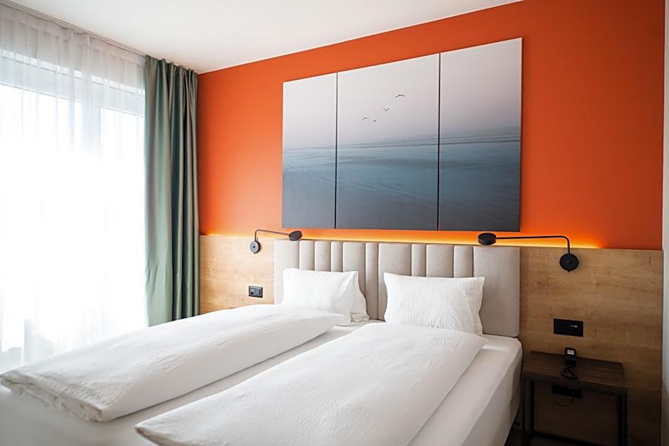 Ascona Lodge, Pool & Garden Retreat