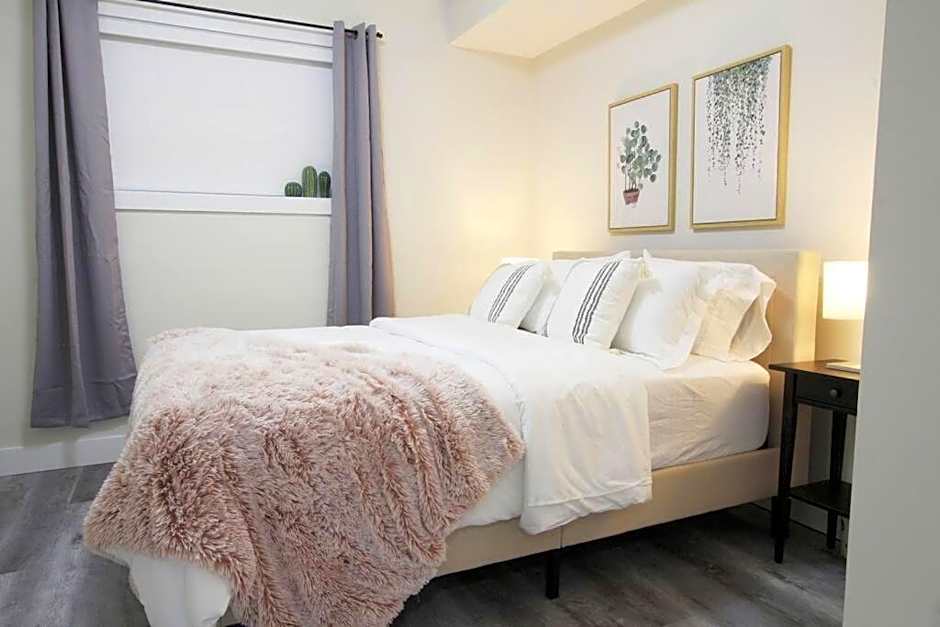 Executive Bsmt Suite, King Bed, 5 min to DT & Whyte Ave, Sleeps 6!