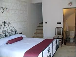 El Puente Cave Hotel