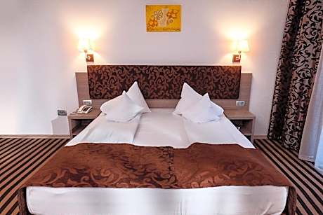 Double or Twin Room with View and Pool Access
