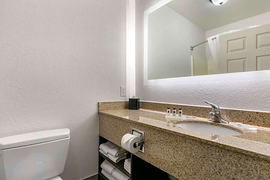 Clarion Pointe Columbus-Bradley Park