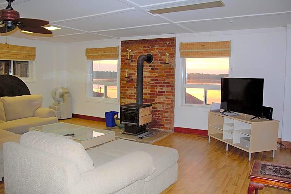 Lakehouse chalet on Sky Lake Ontario 5 bedrooms