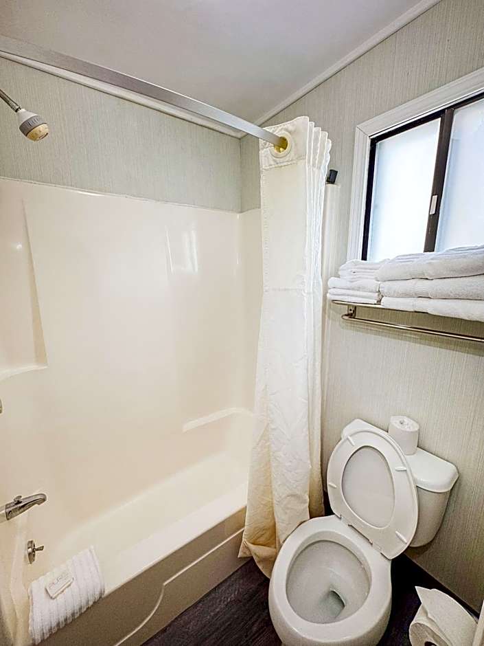 Days Inn by Wyndham Mackinaw City - Lakeview