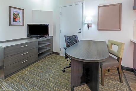 Queen Studio Suite with Bath Tub - Mobility Accessible - Non-Smoking