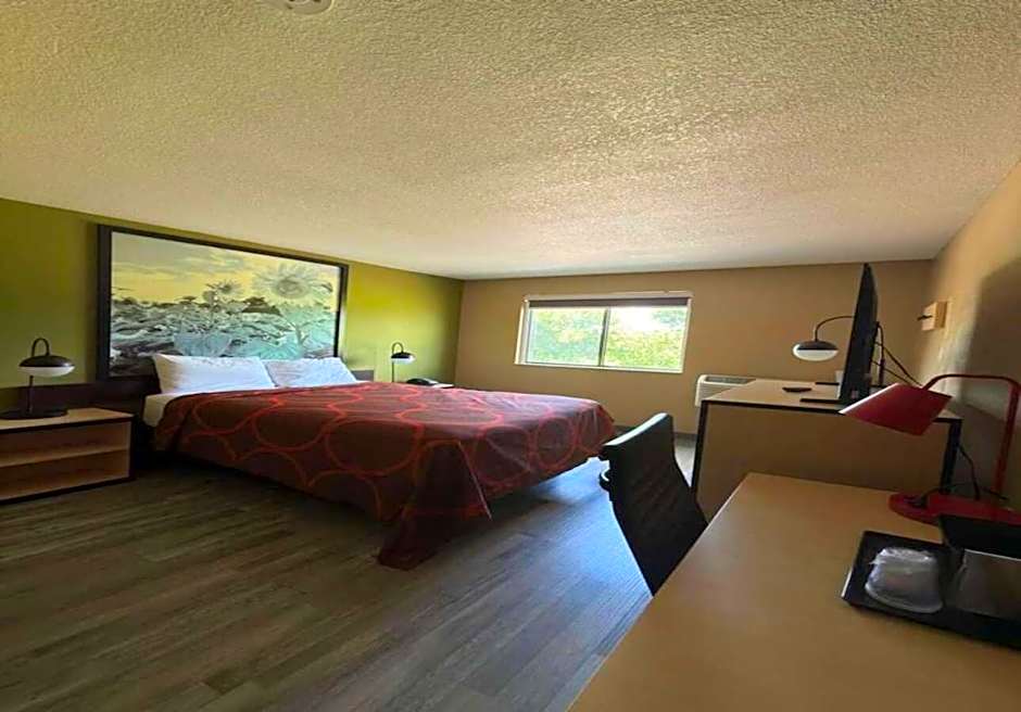 Super 8 by Wyndham Topeka/Wanamaker RD/I-70
