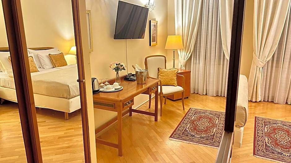 FLEUR DE LIS HOTEL
