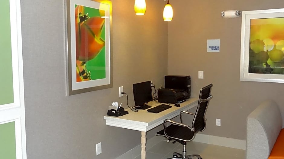 Holiday Inn Express Hotel Kansas City - Bonner Springs By IHG