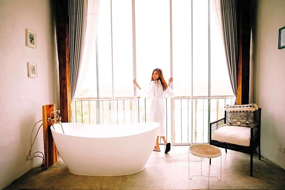 White Wall Riverfront Hotel