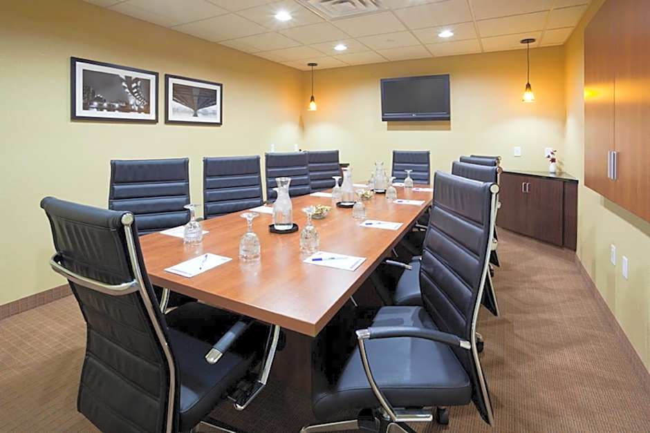 Holiday Inn Express Hotel & Suites Rogers By IHG