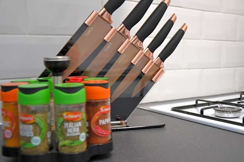 Salisbury - New 3br home, wifi, parking, sleeps 6, near Liverpool city centre