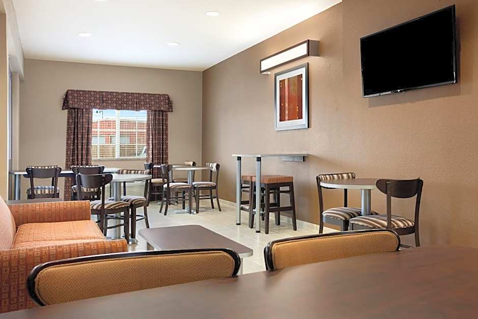 Microtel Inn & Suites by Wyndham Kenedy/Karnes City