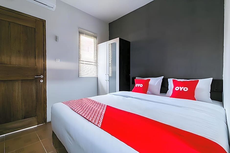 Capital O 1898 Louise Place