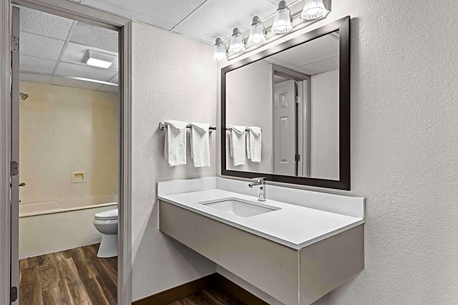 Quality Inn & Suites At Dollywood Lane