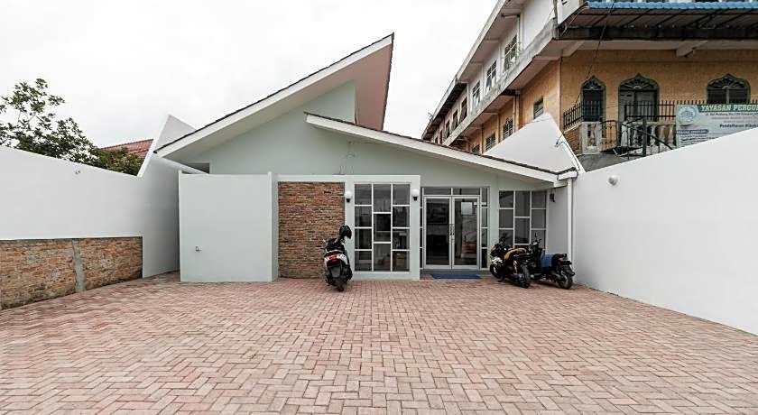 RedDoorz Plus near RS USU Medan 2