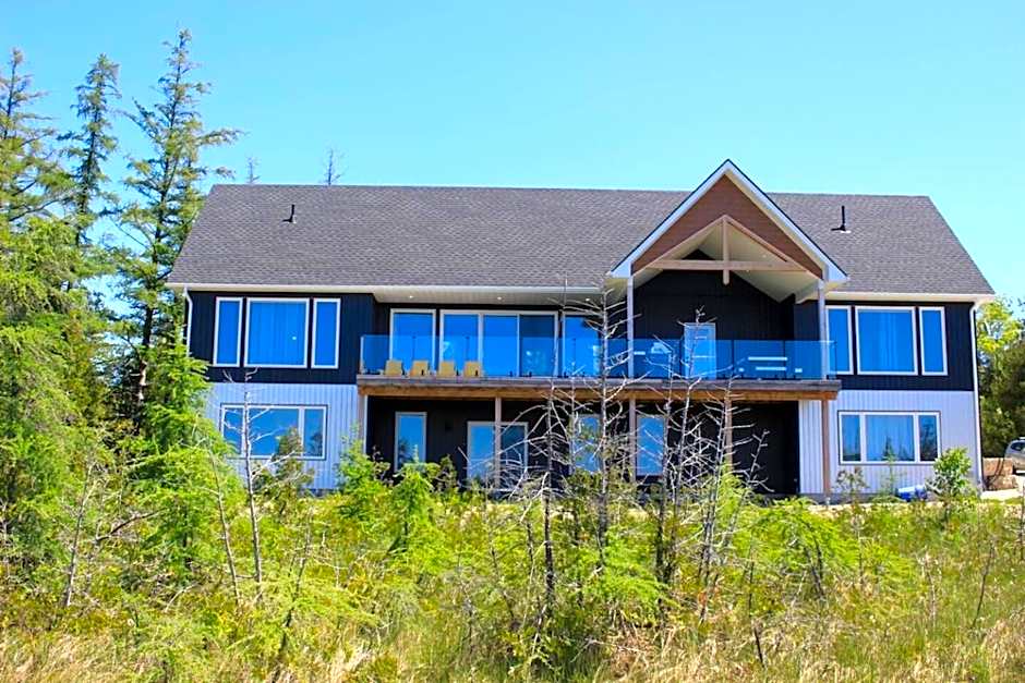 Huronia Luxury Lakefront Views & Game Room!